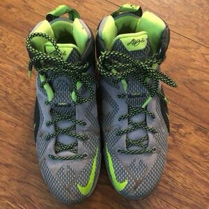 Youth NIKE LeBron James Basketball Sneakers Size 5